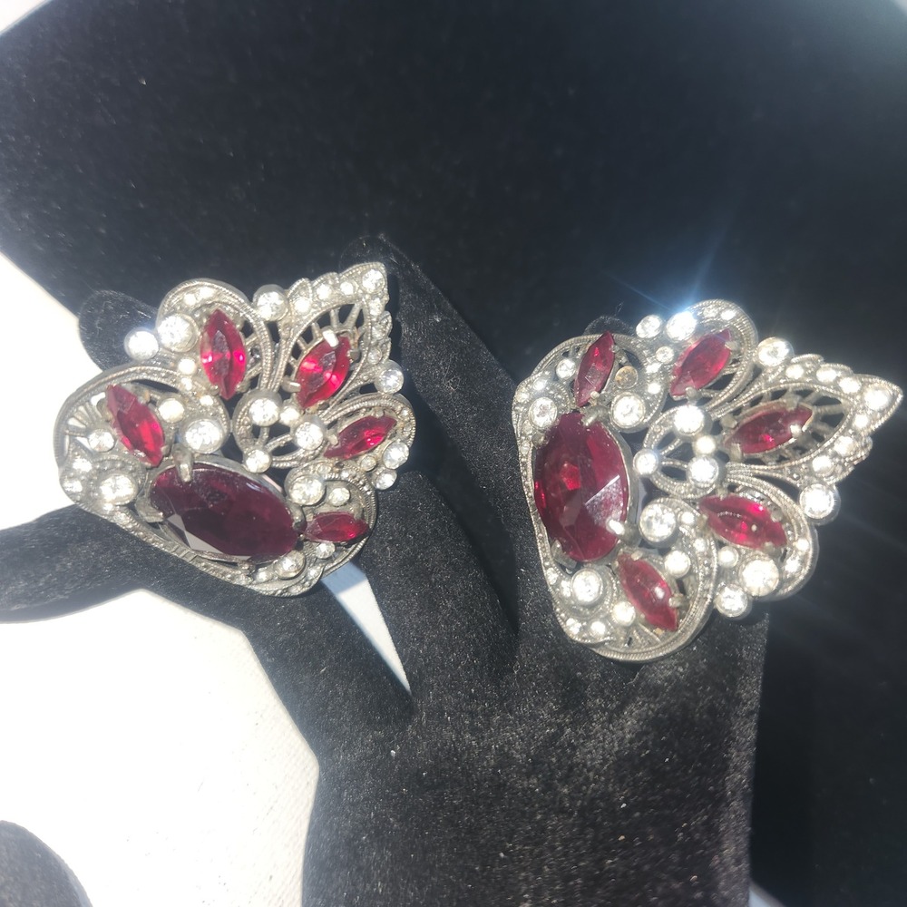 Vintage Redโ Rhinestone Silver Tone Filigree Statement Fur Dress clip Retro